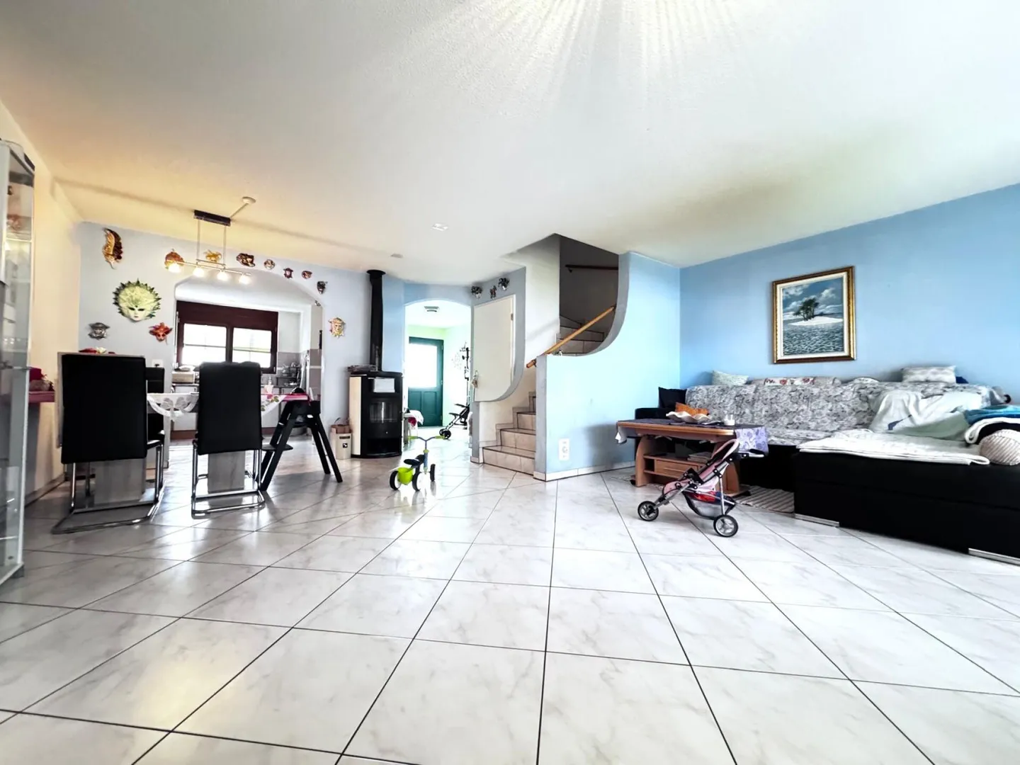 Elegante casa unifamiliare di 4,5 locali con camino, garage in una posizione privilegiata - Foto 3 di 14