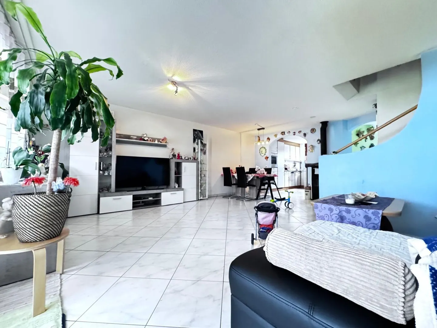 Elegante casa unifamiliare di 4,5 locali con camino, garage in una posizione privilegiata - Foto 4 di 14