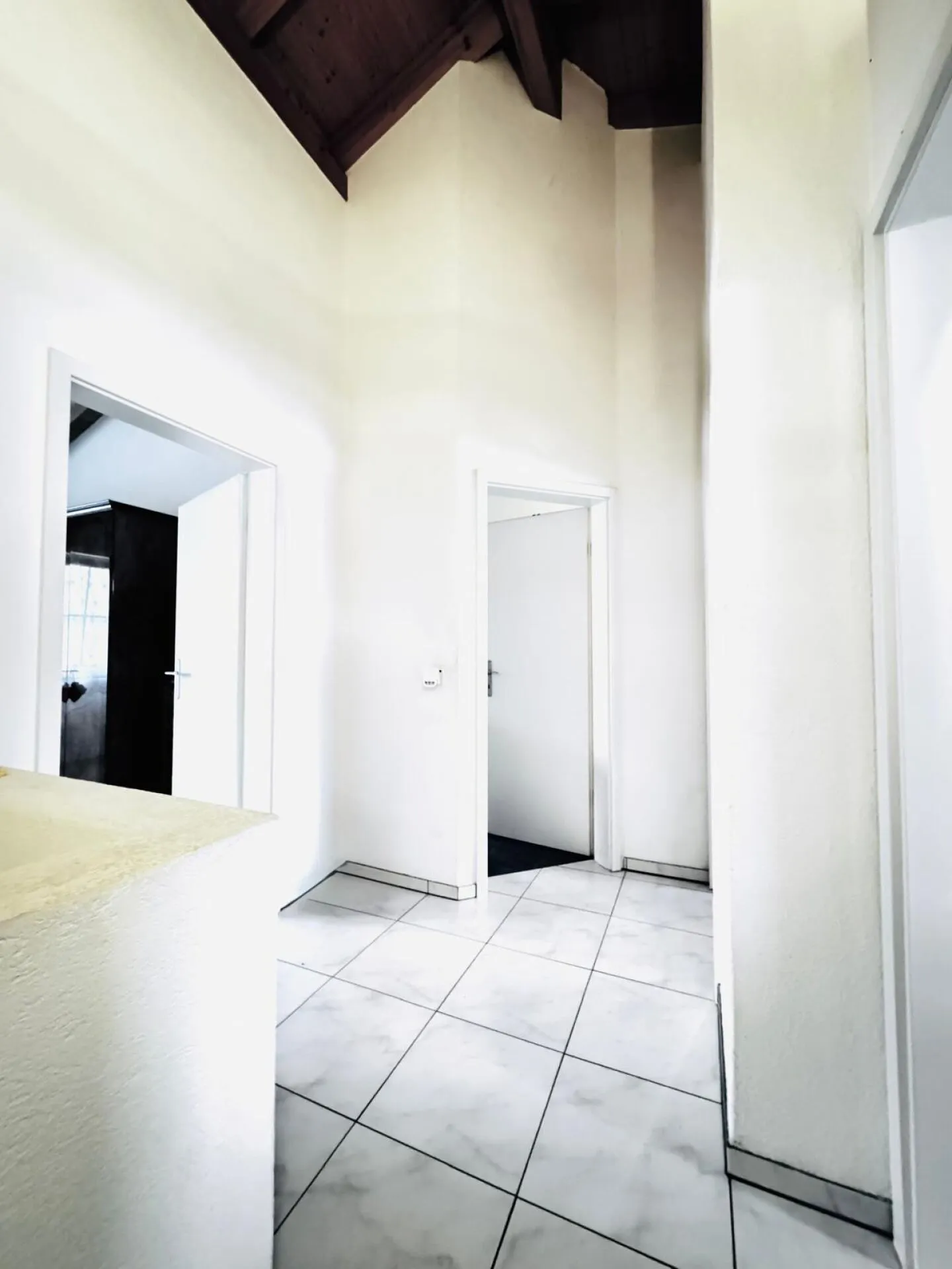 Elegante casa unifamiliare di 4,5 locali con camino, garage in una posizione privilegiata - Foto 9 di 14