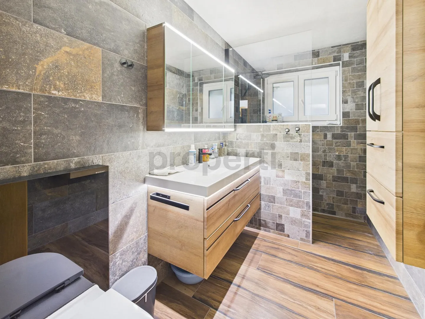 Renovated family house with two independent apartments and rental potential - Photo 8 of 9