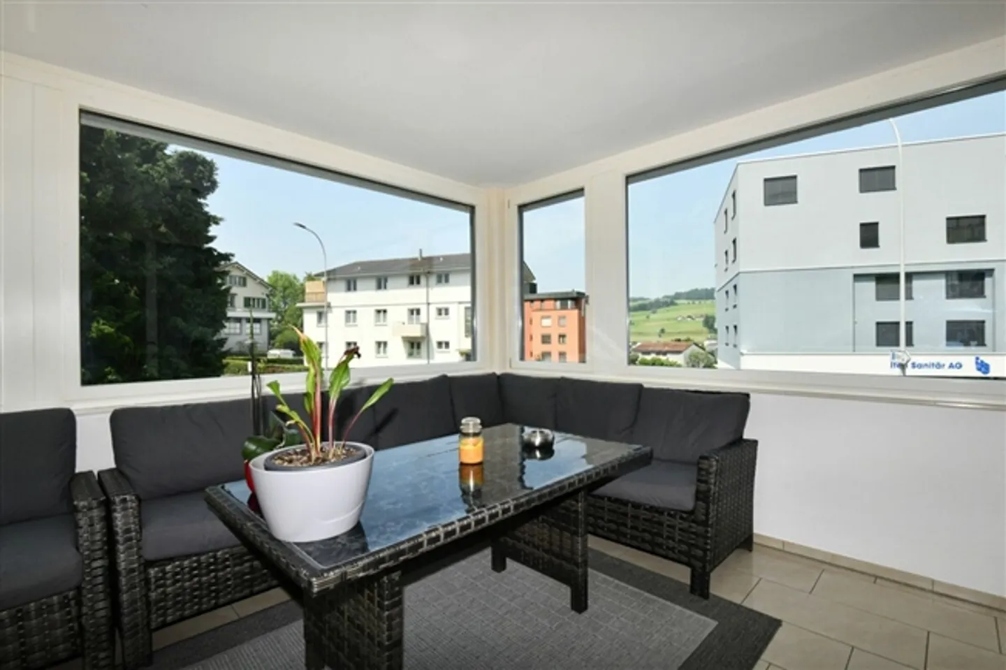 SPACIOUS APARTMENT WITH IDEAL FLOOR PLAN NEAR LAKE - Photo 8 of 9