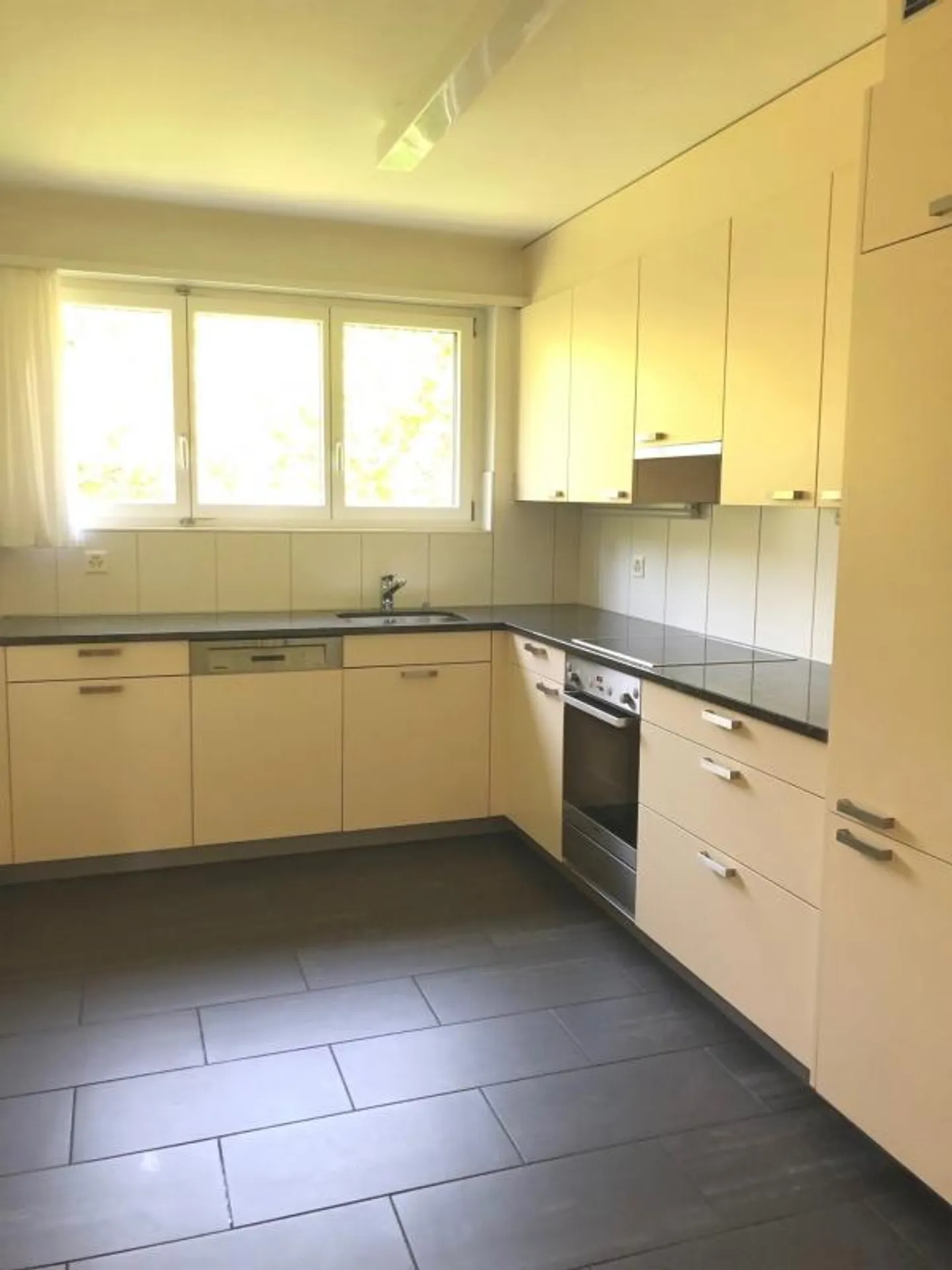 Appartamento 5 locali al 1° piano in posizione tranquilla da affittare - Foto 9 di 13
