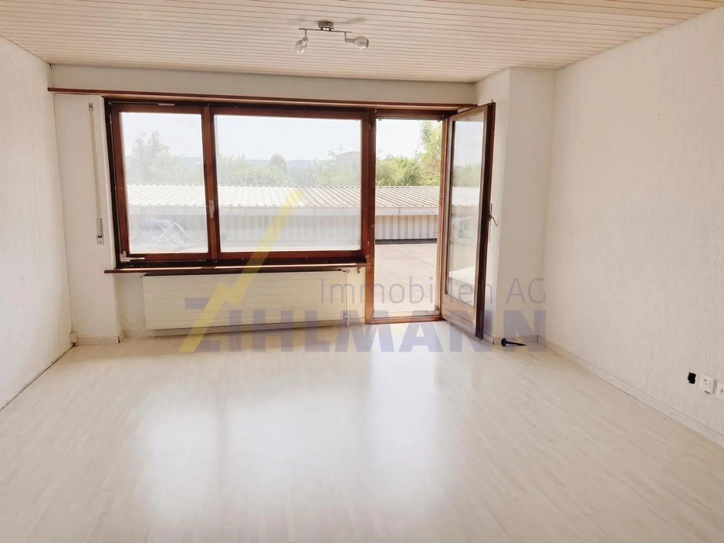 Attractive residential and commercial property with great potential for use - Photo 5 of 17