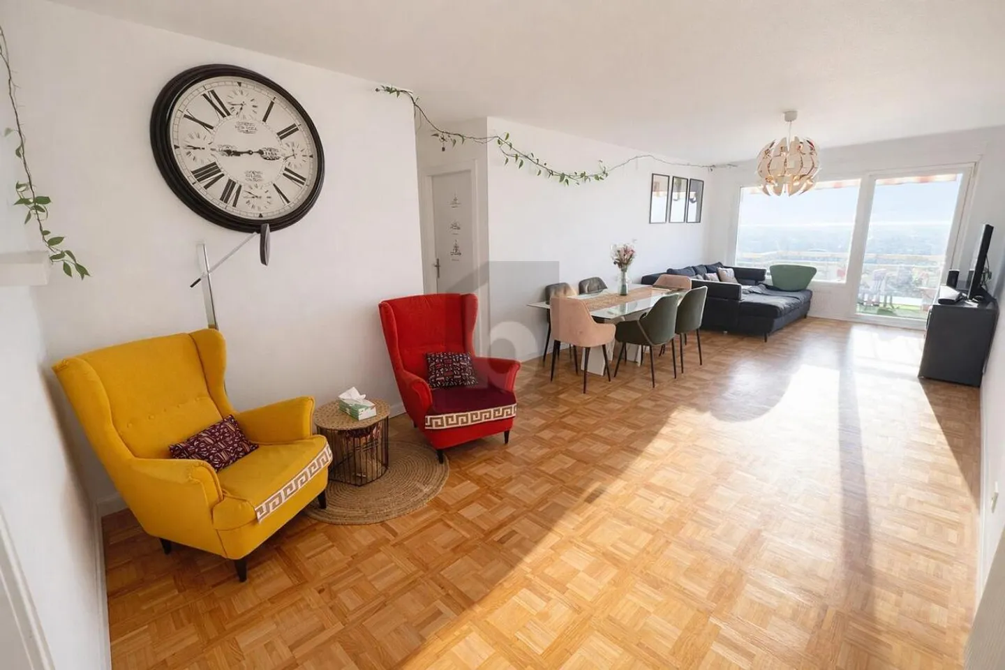 Großzügige Volumen mit Blick auf den See und die Berge - Foto 1 von 6