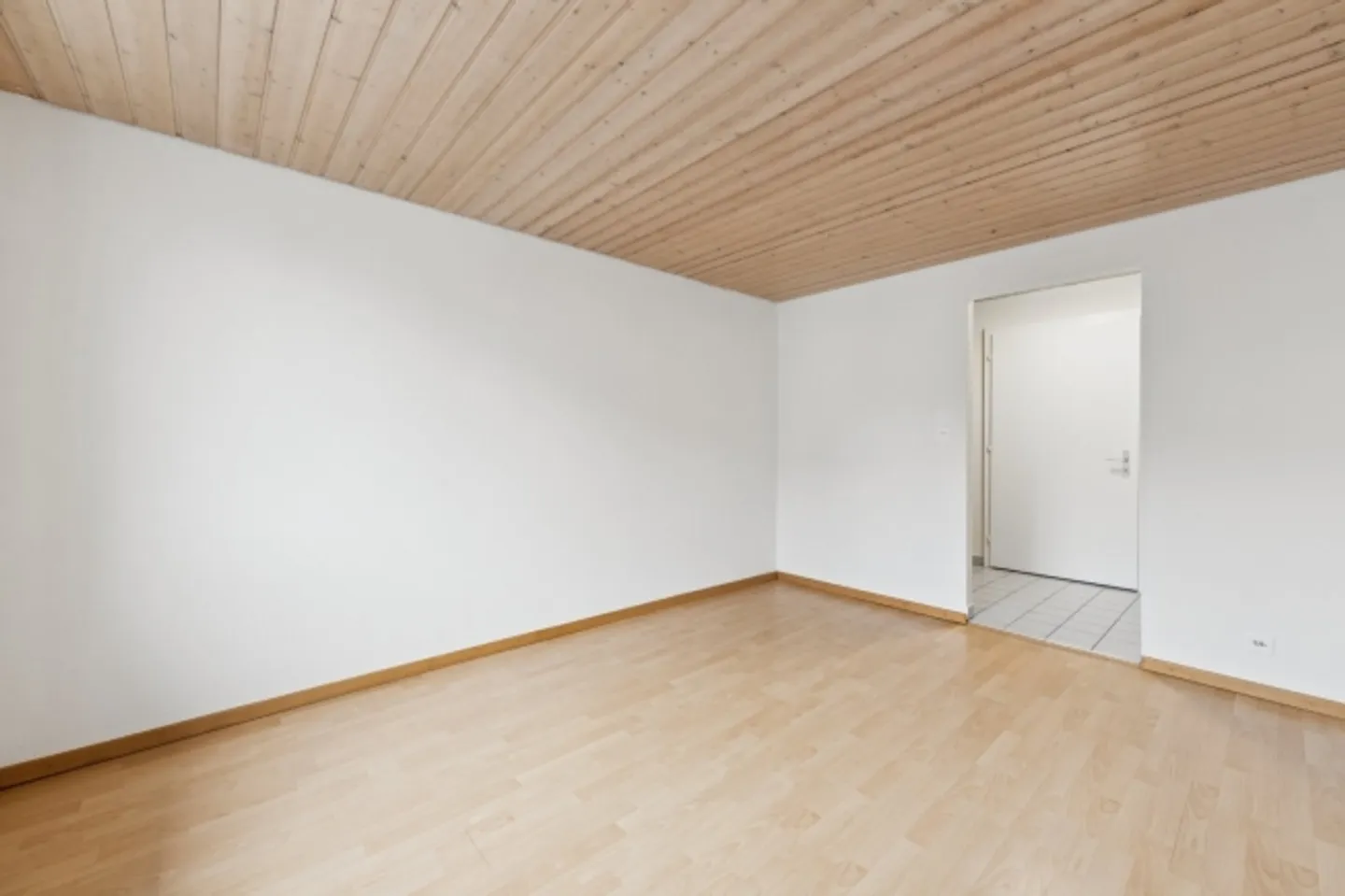 Cozy Studio in Central Location - Photo 4 of 6