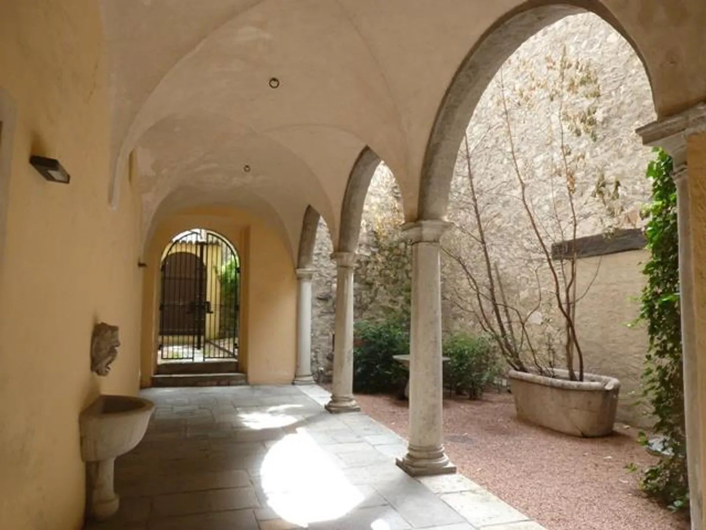 Bell'appartamento in un antico palazzo - Foto 2 di 13
