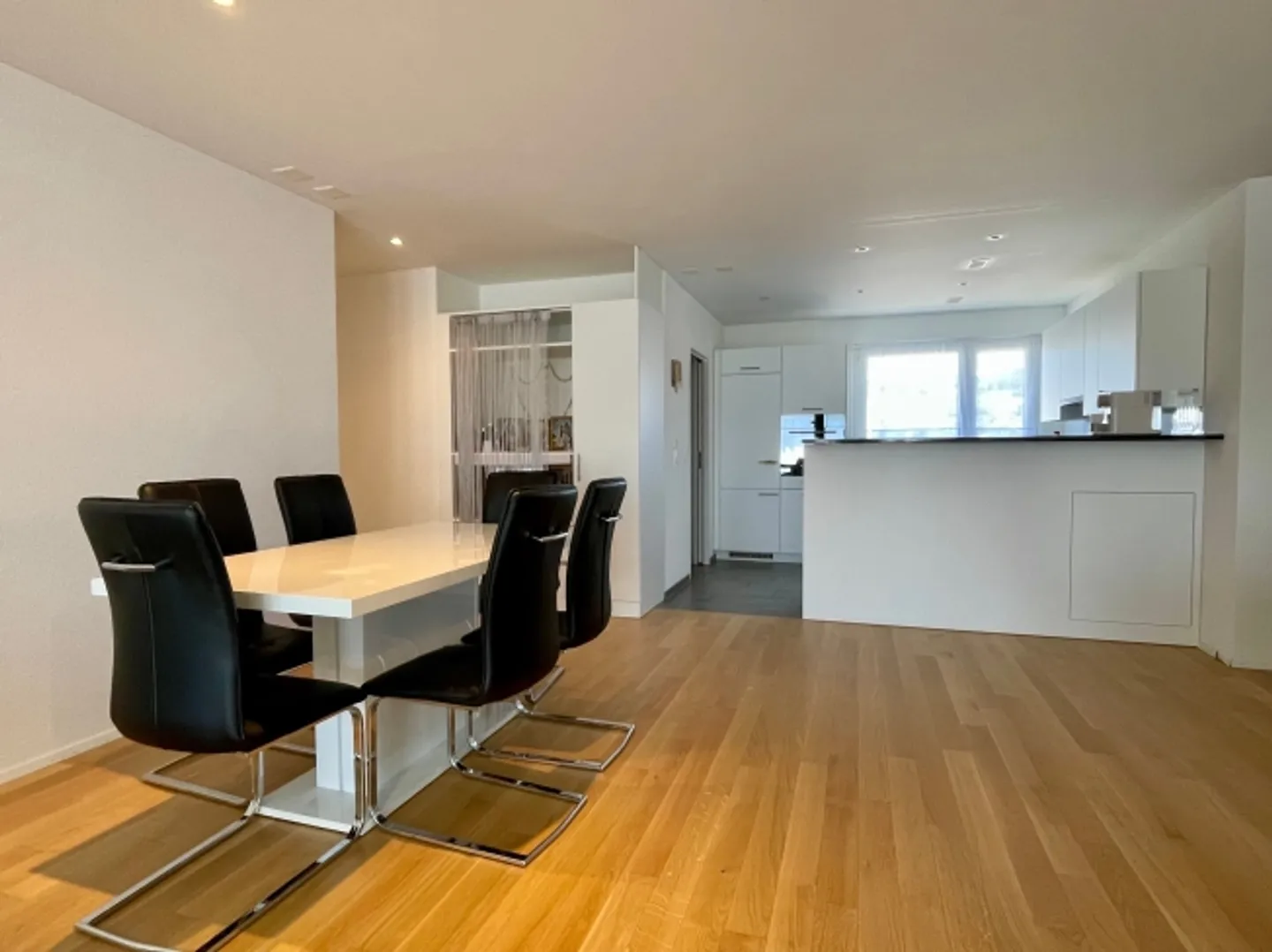 Appartement moderne et spacieux de 4,5 pièces avec beau balcon à Kleindöttingen - Photo 4 sur 11