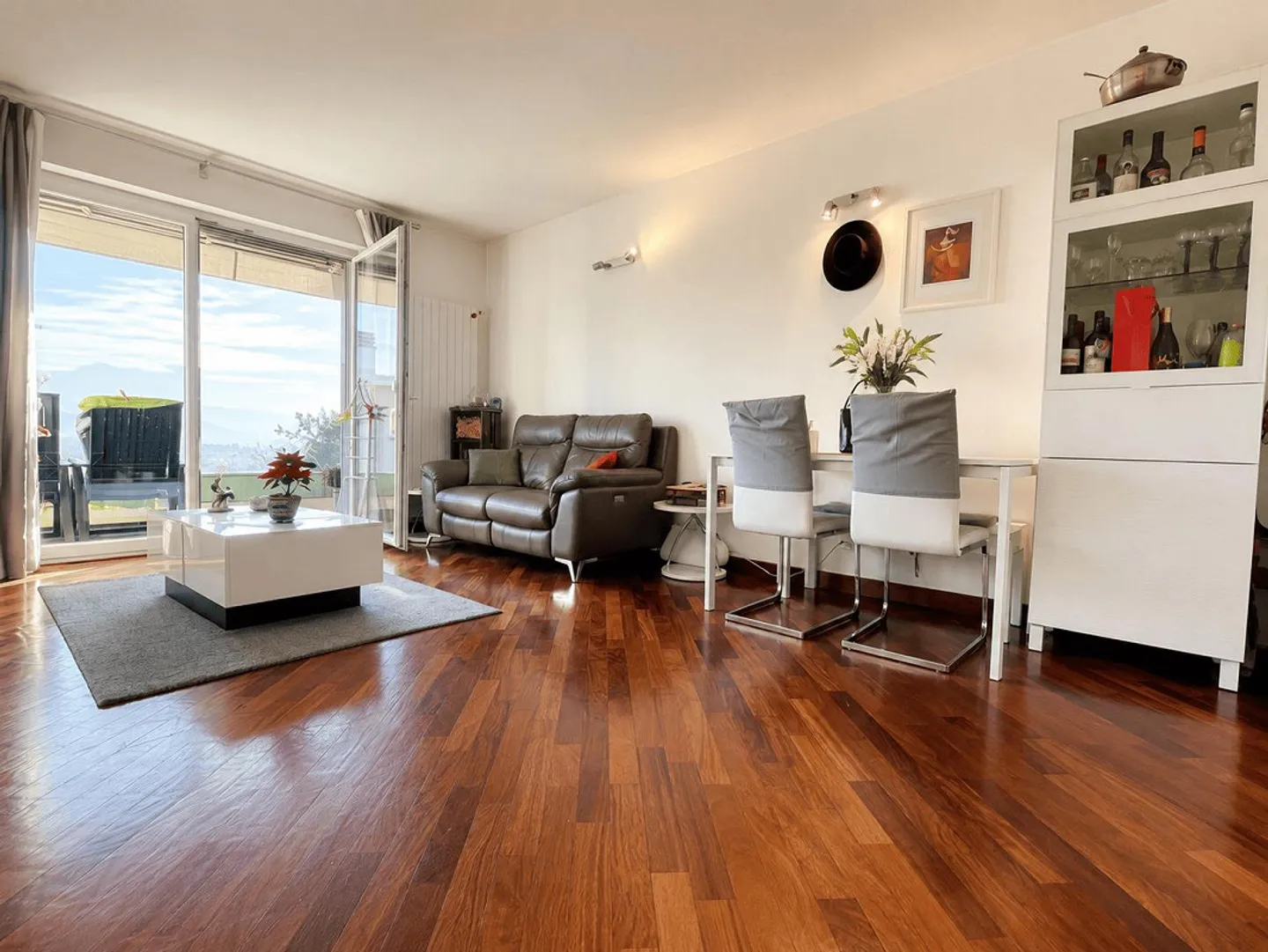 SPACIOUS 2.5 APARTMENT WITH LAKE VIEW AND OUTDOOR PARKING - Photo 3 of 13