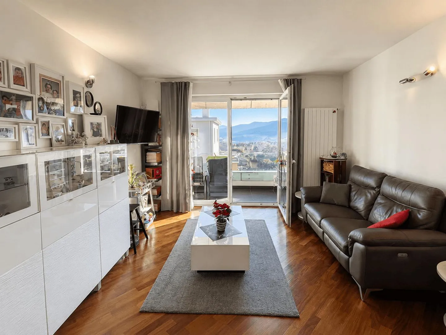 SPACIOUS 2.5 APARTMENT WITH LAKE VIEW AND OUTDOOR PARKING - Photo 5 of 13