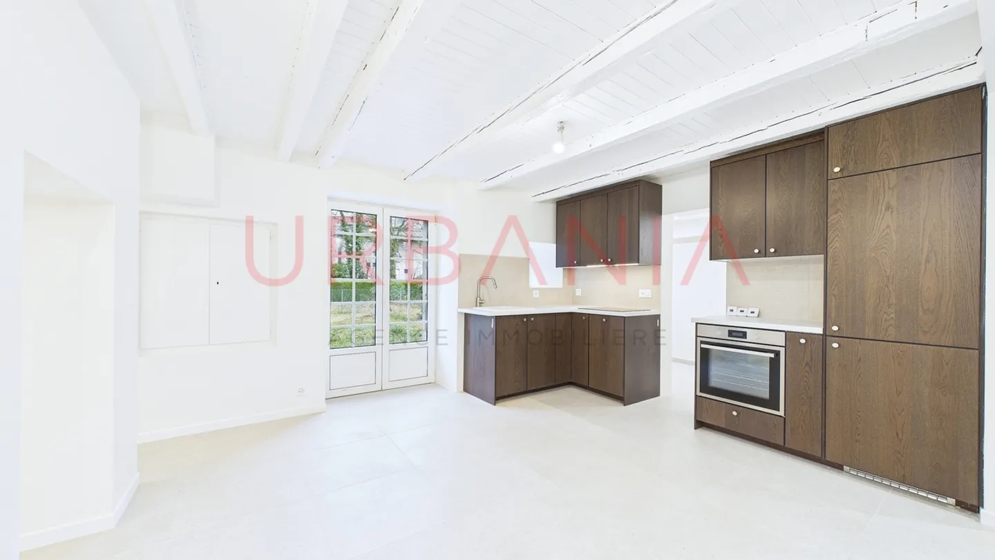 Triplex con giardino completamente ristrutturato nel cuore del villaggio - Foto 1 di 11