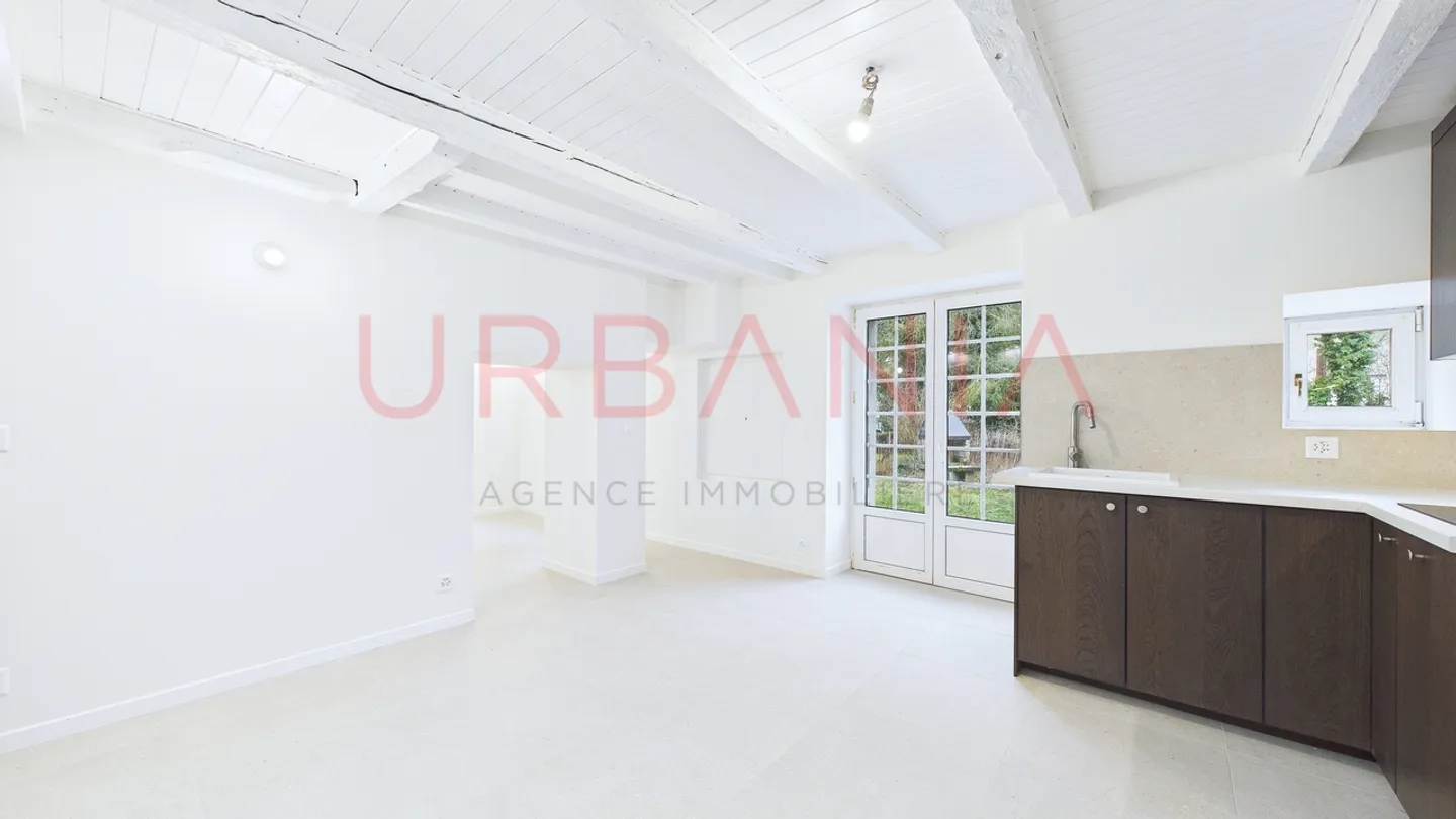 Triplex con giardino completamente ristrutturato nel cuore del villaggio - Foto 2 di 11