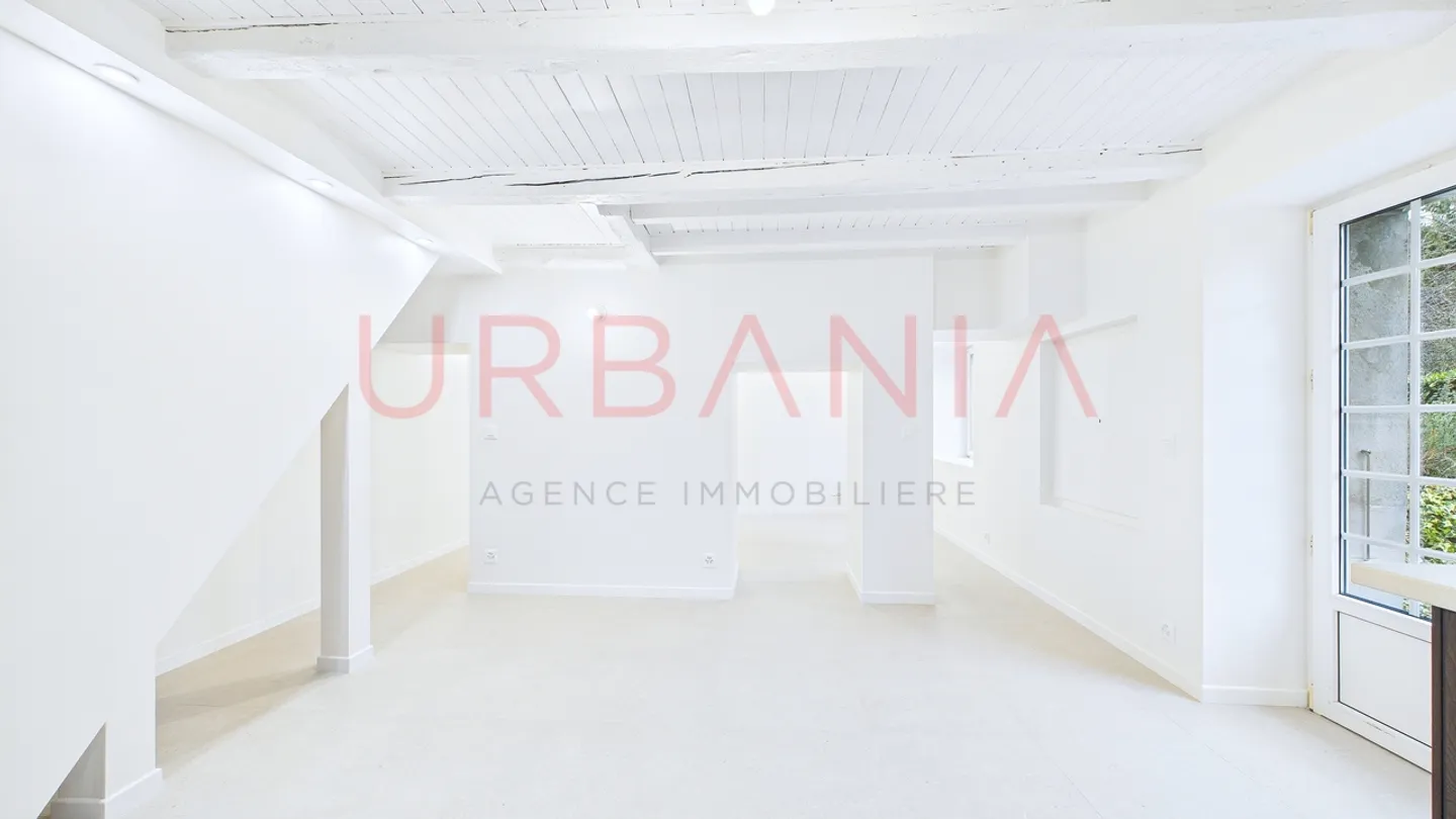 Triplex con giardino completamente ristrutturato nel cuore del villaggio - Foto 3 di 11