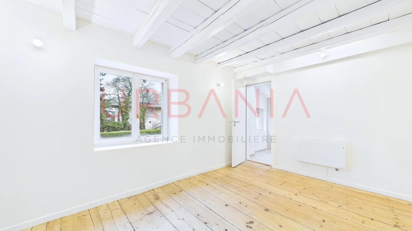 Triplex con giardino completamente ristrutturato nel cuore del villaggio - Foto 7 di 11