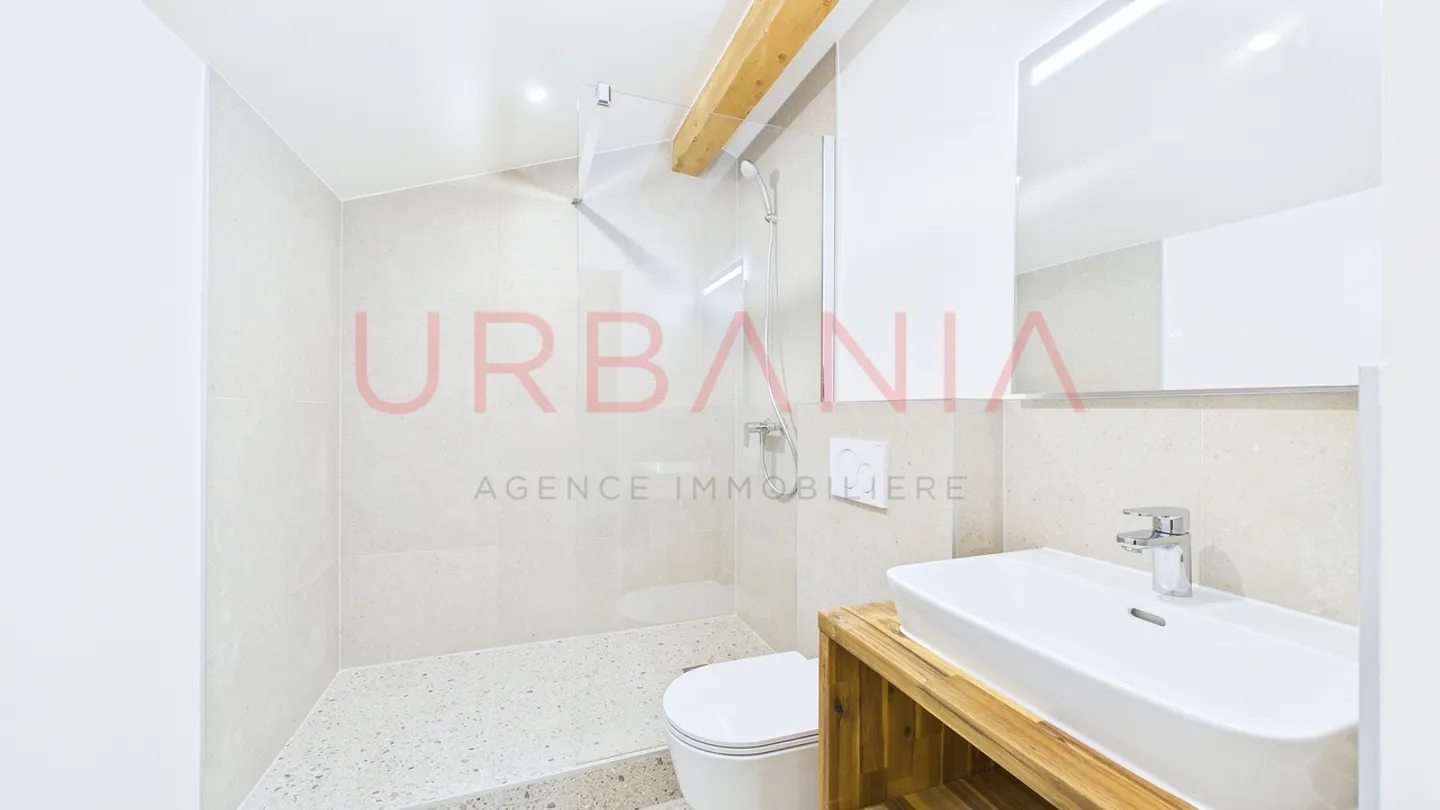 Triplex con giardino completamente ristrutturato nel cuore del villaggio - Foto 10 di 11