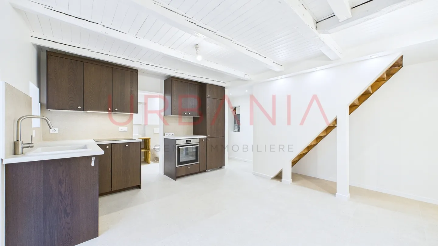 Triplex con giardino completamente ristrutturato nel cuore del villaggio - Foto 5 di 11