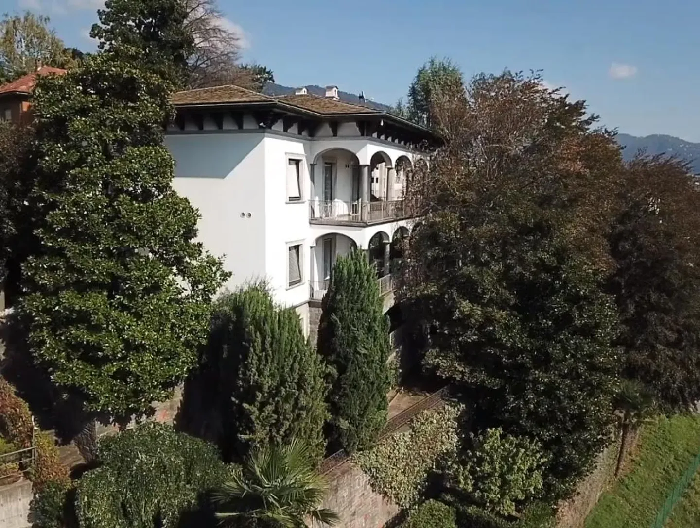 Renovierte Villa mit Baugrundstück - Foto 1 von 18