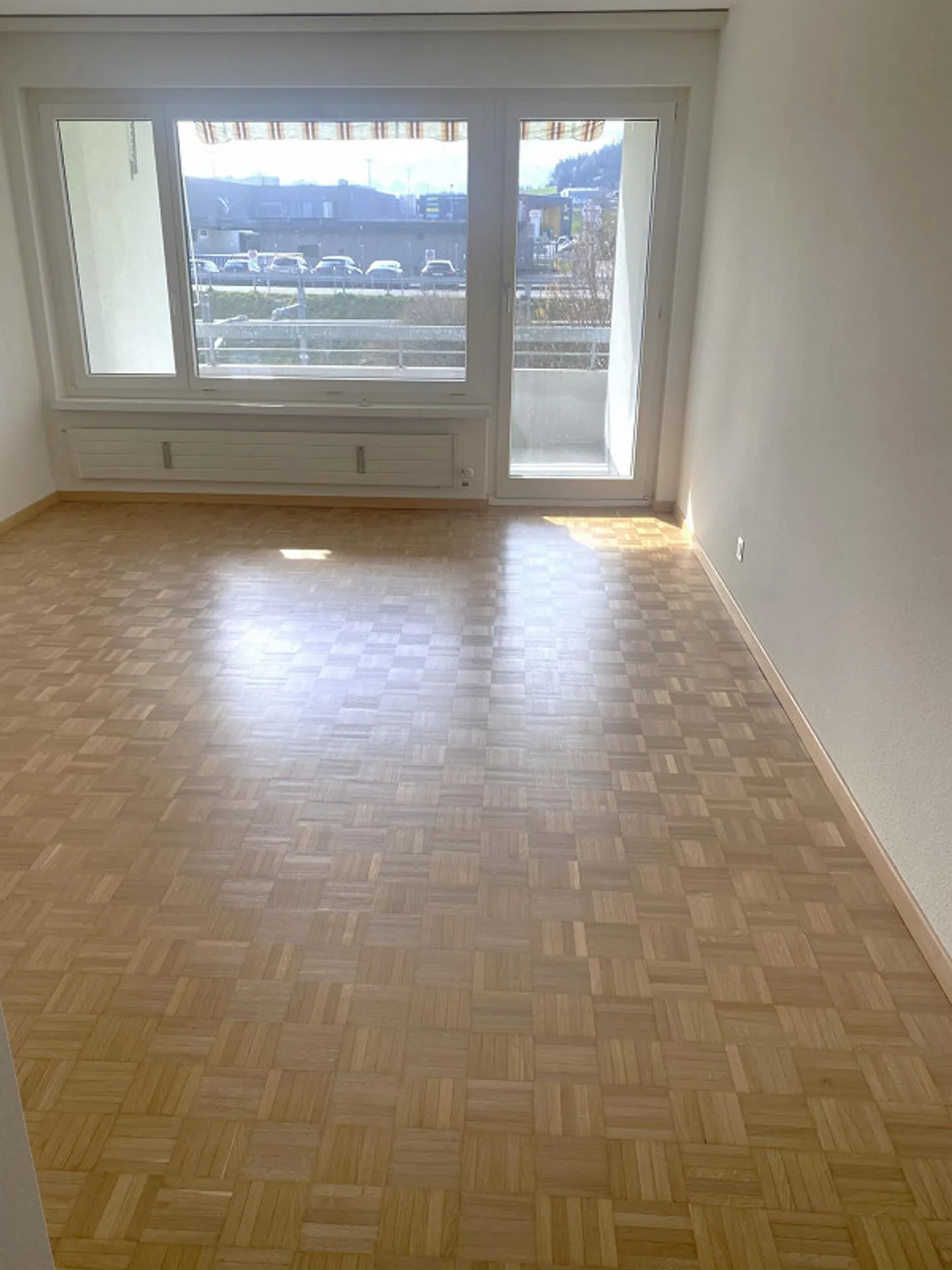 Appartamento luminoso e recentemente ristrutturato di 4,5 locali con due balconi - Foto 3 di 5