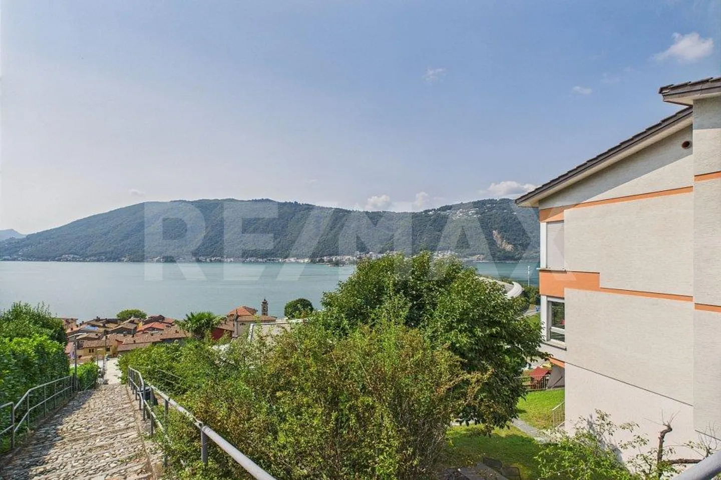Appartamento con giardino e vista lago - Foto 2 di 9