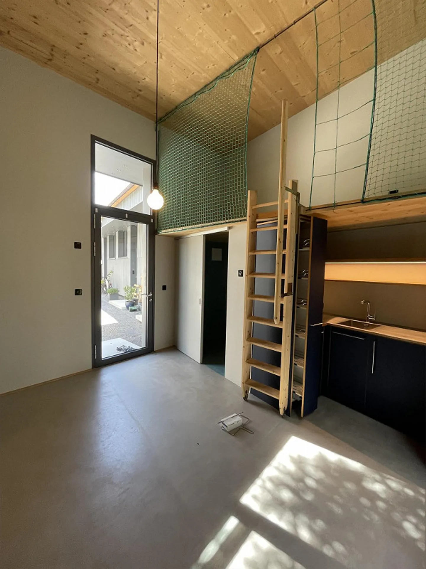 Studio apartment in an old textile factory - Photo 5 of 12