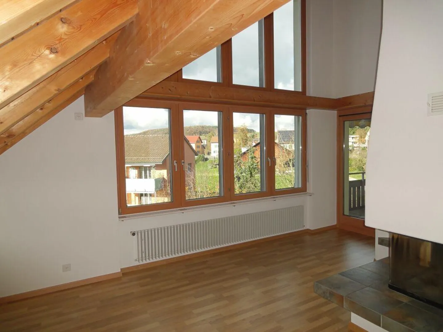 Dachwohnung mit Galerie und Cheminée - Foto 6 von 6