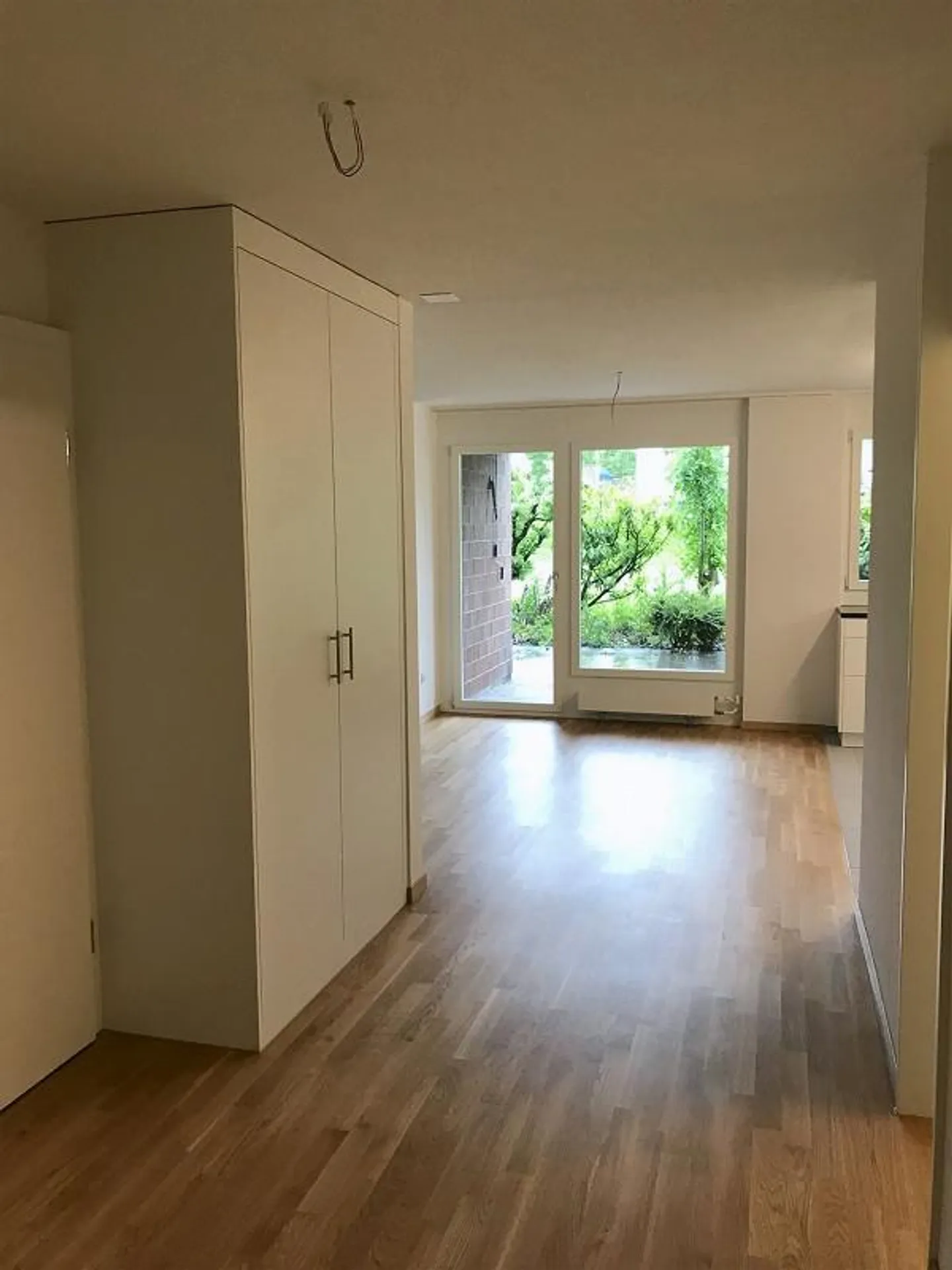 Luminoso appartamento di 4,5 stanze con patio e vista sul verde - Foto 6 di 12