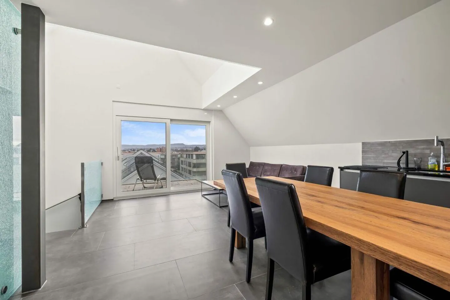 Vie moderne sur deux niveaux - Appartement en maisonette élégant à Allschwil - Photo 3 sur 13
