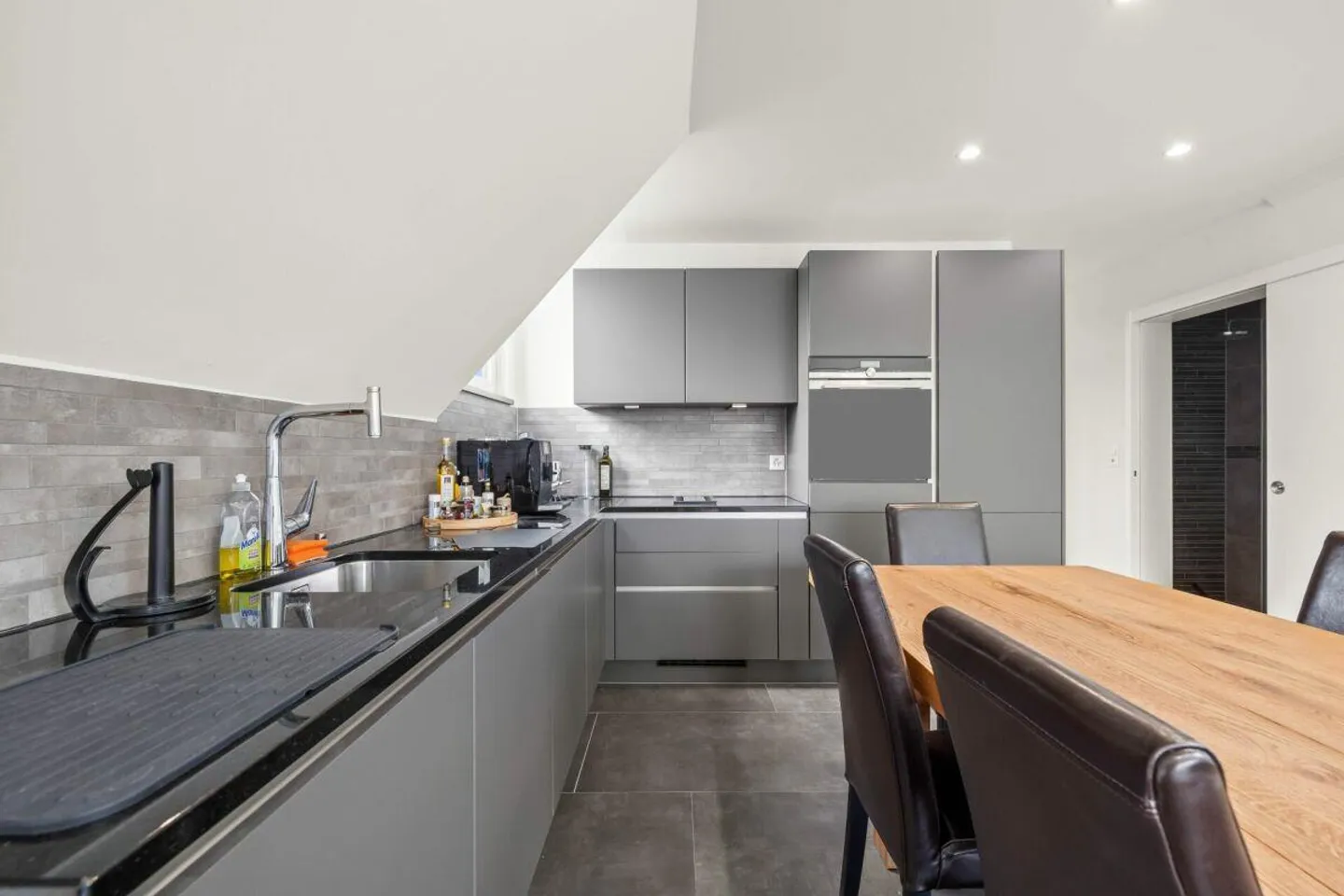 Vie moderne sur deux niveaux - Appartement en maisonette élégant à Allschwil - Photo 4 sur 13
