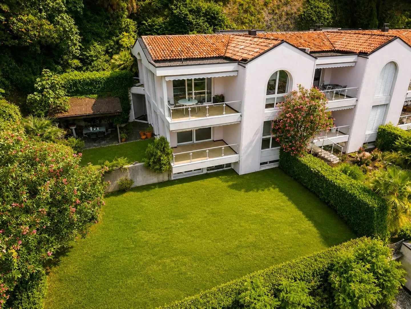 Exclusive duplex with private garden and lake view - Photo 2 of 13
