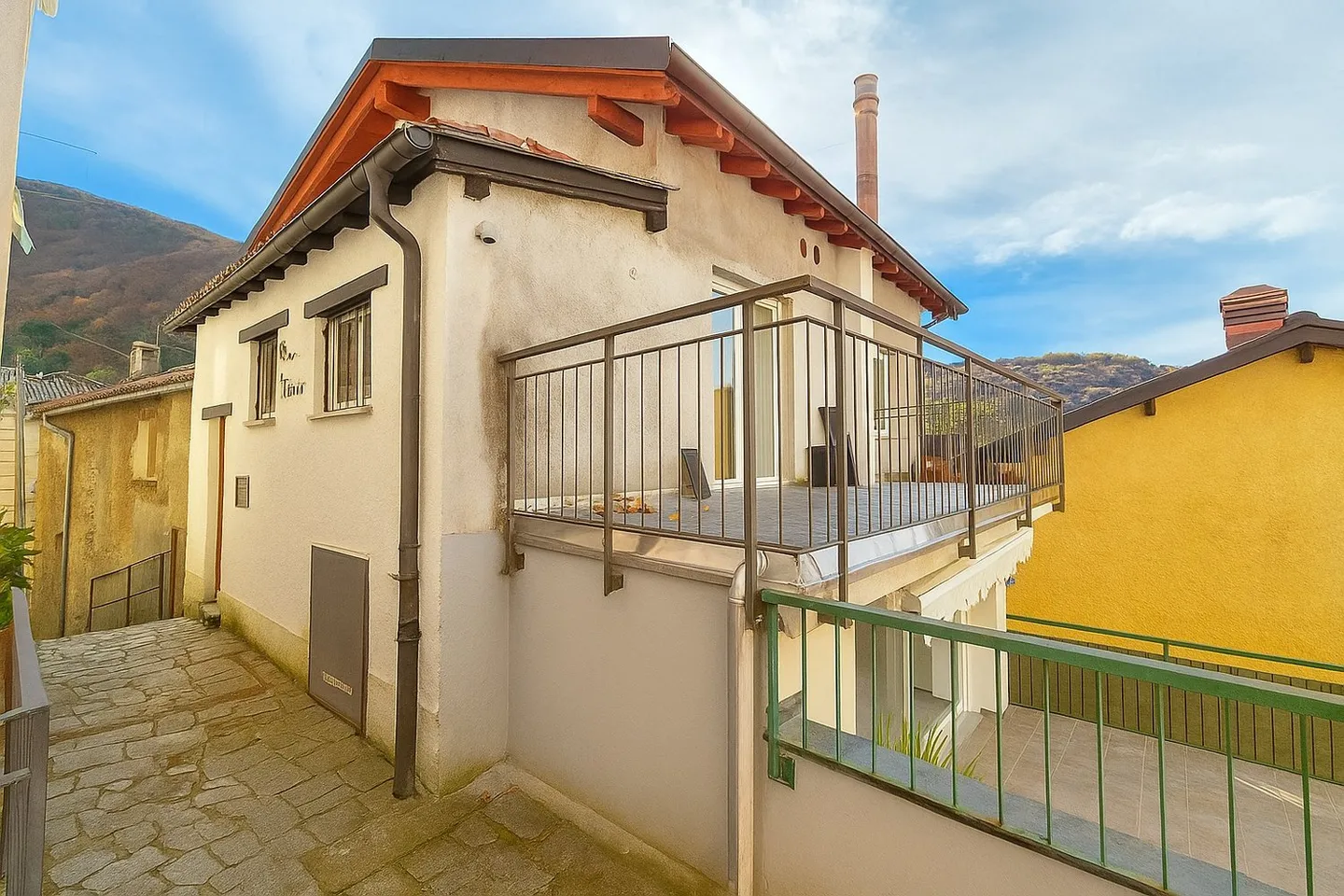 A renovated house in the center of Bogno, with a large terrace - Photo 2 of 10