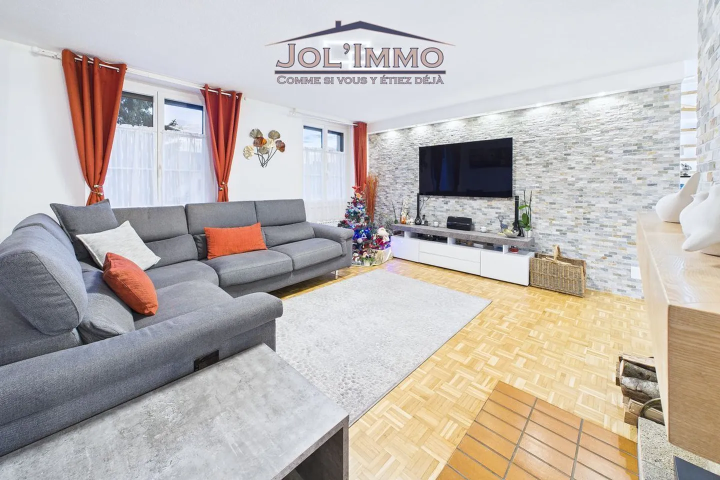 Geräumige renovierte 5,5-Zimmer-Wohnung mit Kamin - 125 m² - Dombresson - Foto 1 von 9