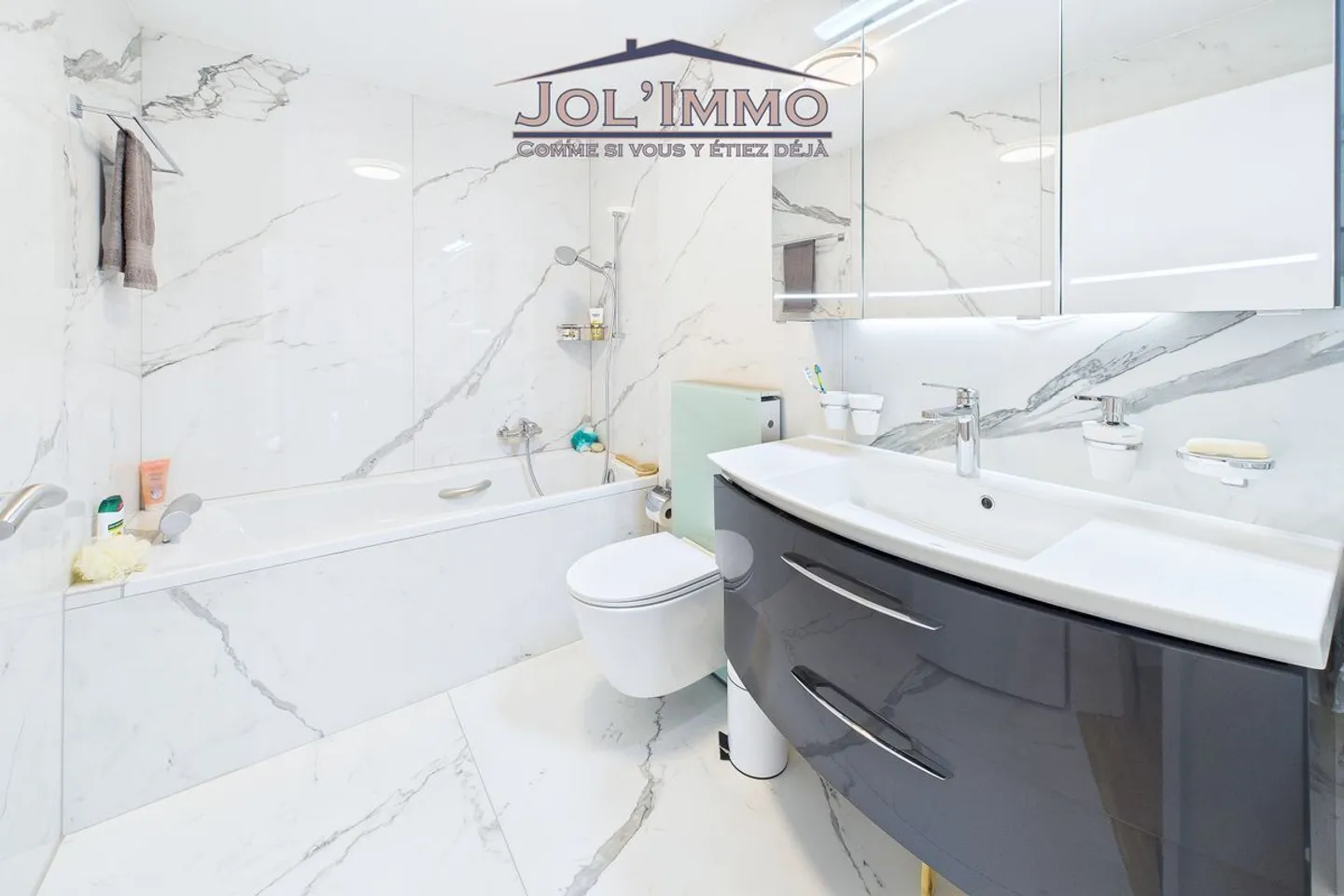 Geräumige renovierte 5,5-Zimmer-Wohnung mit Kamin - 125 m² - Dombresson - Foto 3 von 9