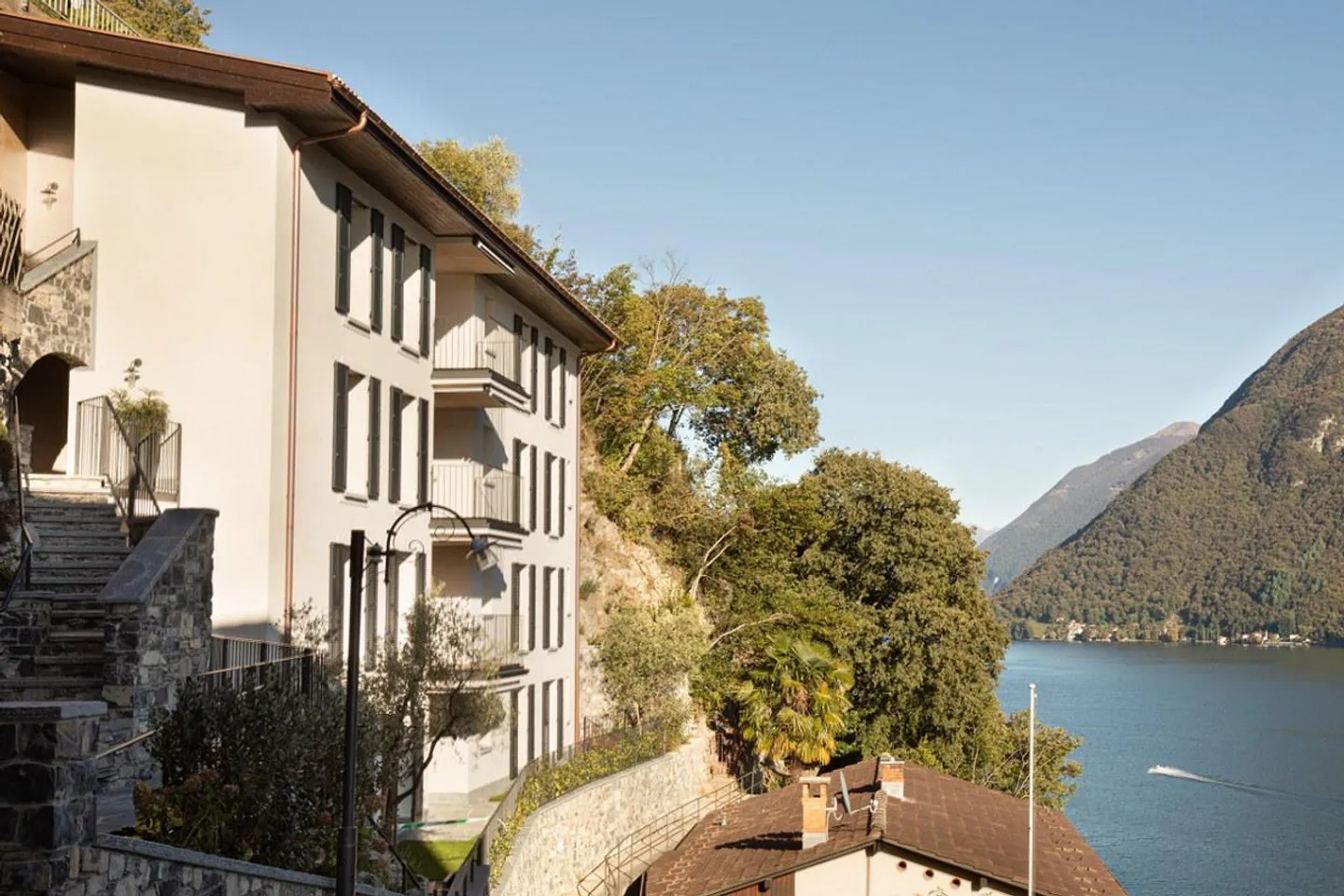 APPARTEMENT FANTASTIQUE DE 3,5 PIÈCES - AVEC UNE MAGNIFIQUE VUE SUR LE LAC DE LUGANO - Photo 1 sur 13