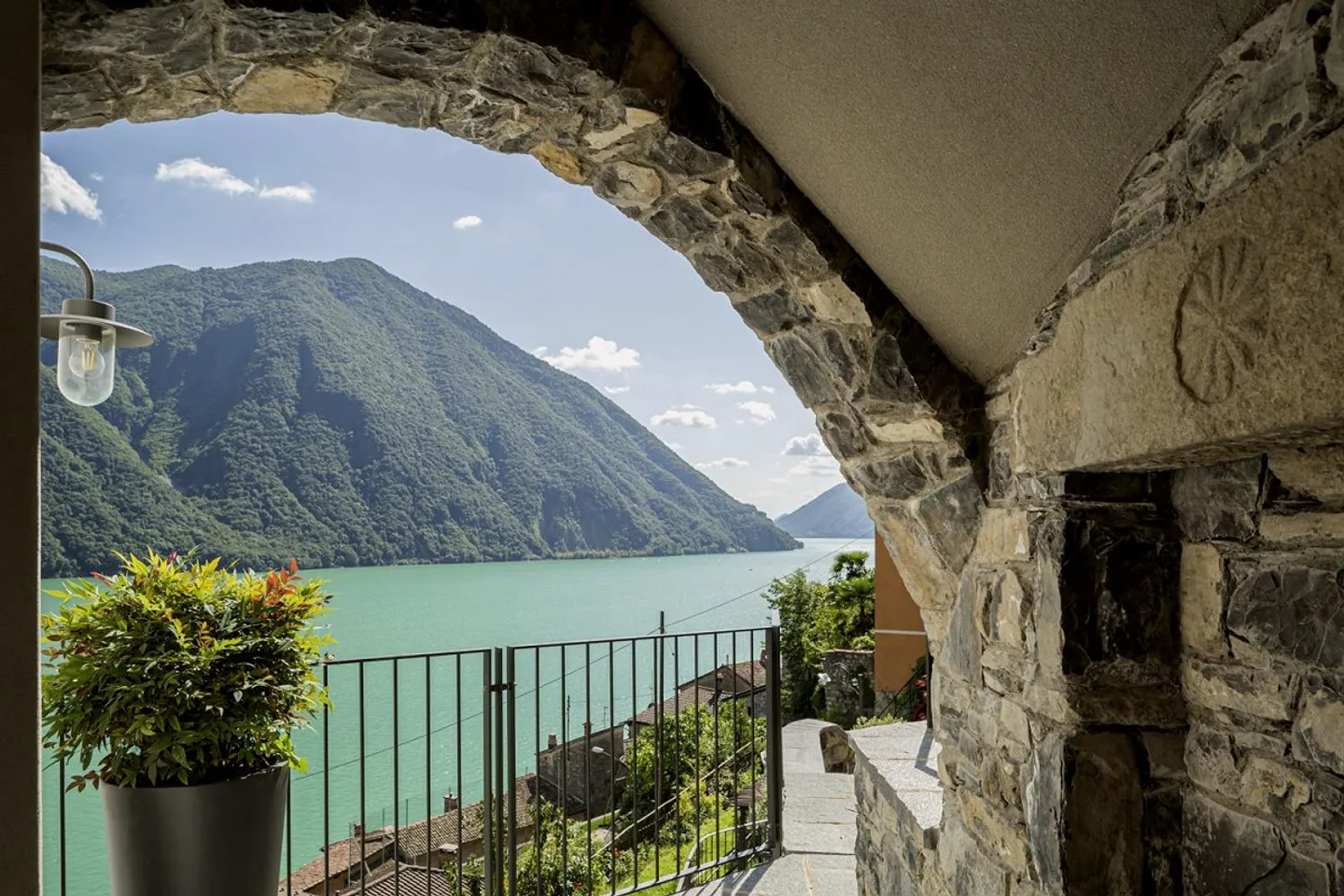 APPARTEMENT FANTASTIQUE DE 3,5 PIÈCES - AVEC UNE MAGNIFIQUE VUE SUR LE LAC DE LUGANO - Photo 2 sur 13