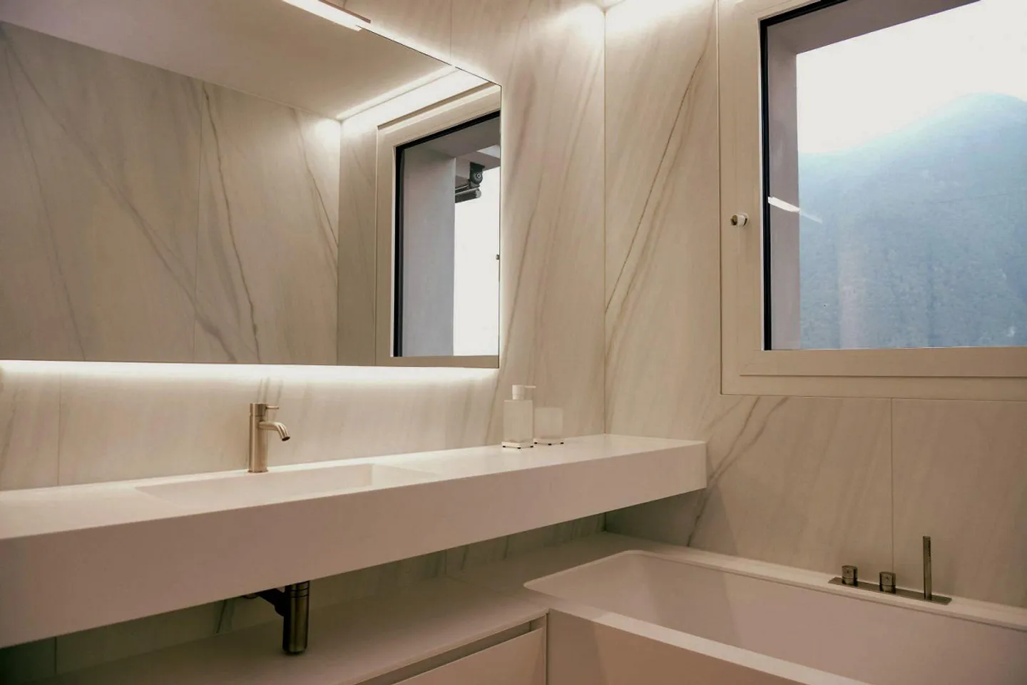 APPARTEMENT FANTASTIQUE DE 3,5 PIÈCES - AVEC UNE MAGNIFIQUE VUE SUR LE LAC DE LUGANO - Photo 8 sur 13