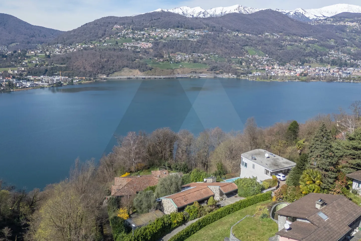 Villa con vista lago e potenziale - Foto 1 di 18
