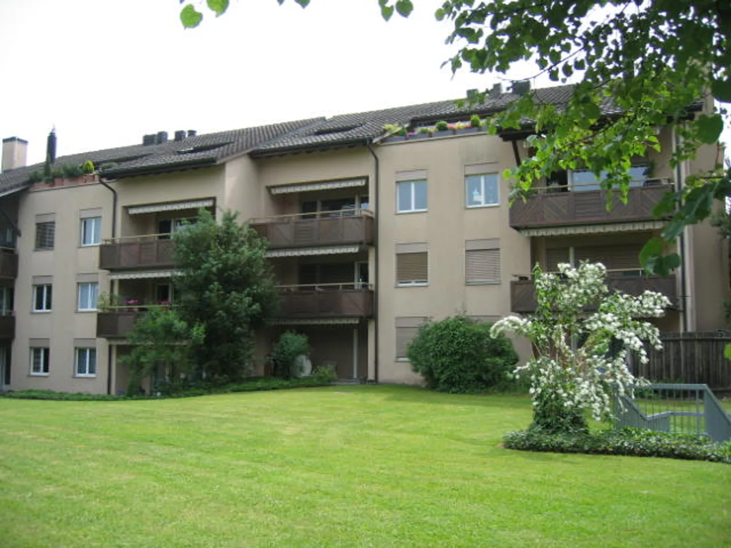 Appartamento con patio - Foto 1 di 8