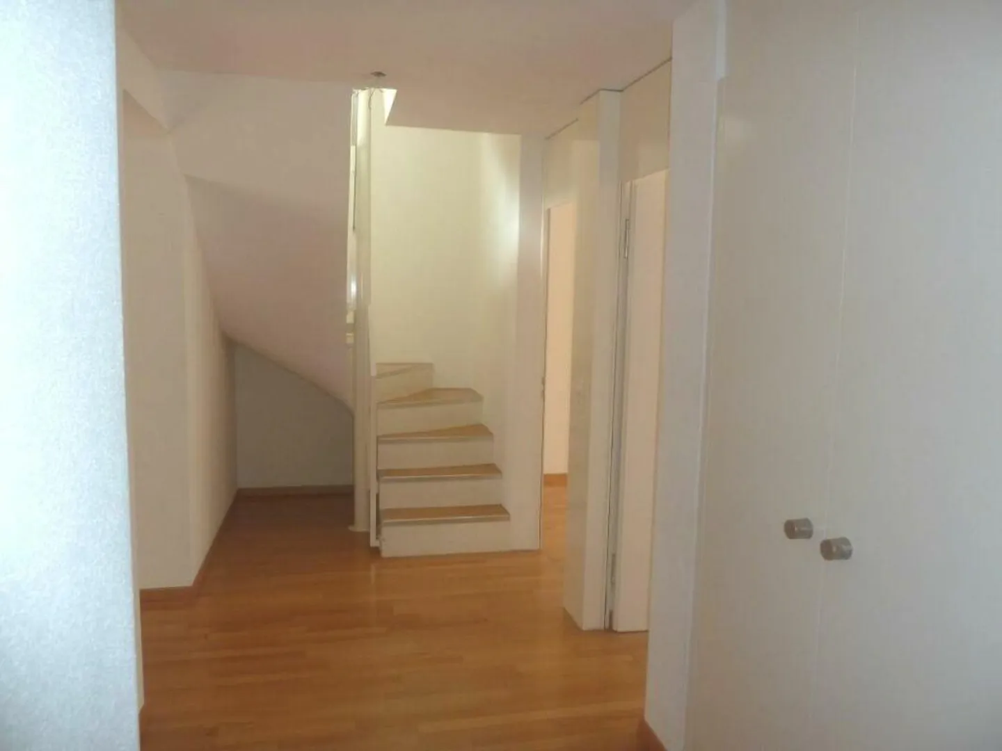 Appartement en duplex lumineux de 5,5 pièces en plein centre-ville - limité jusqu'au 31.03.2027 - Photo 2 sur 14