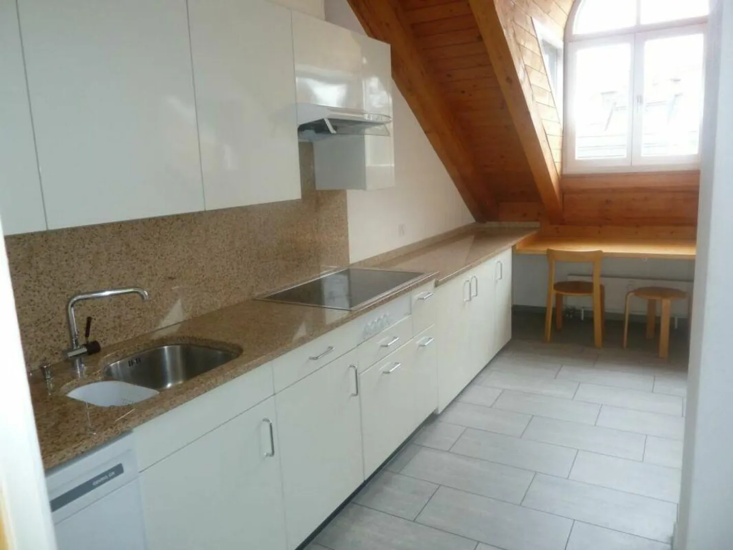 Appartement en duplex lumineux de 5,5 pièces en plein centre-ville - limité jusqu'au 31.03.2027 - Photo 3 sur 14