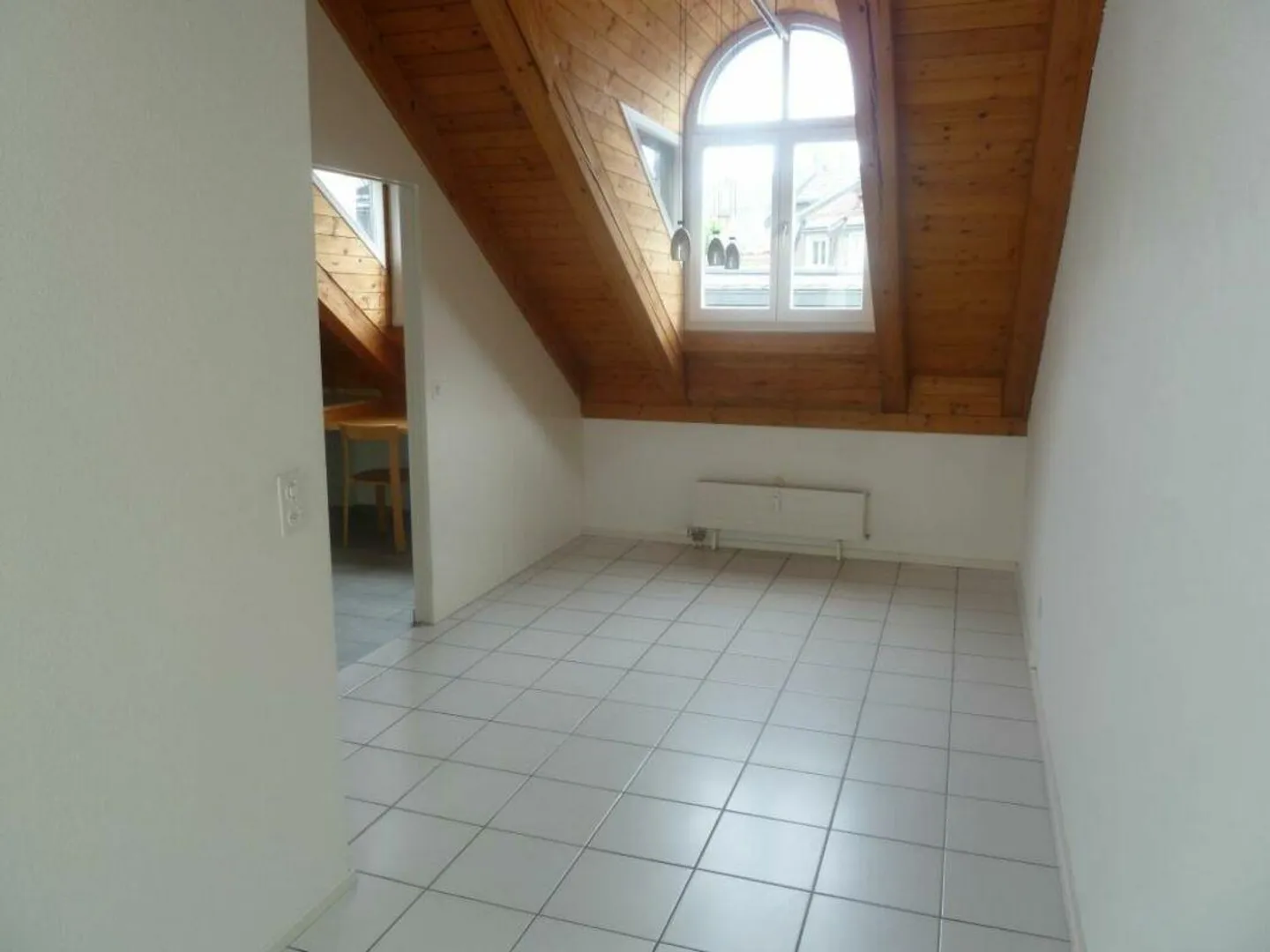 Appartement en duplex lumineux de 5,5 pièces en plein centre-ville - limité jusqu'au 31.03.2027 - Photo 4 sur 14