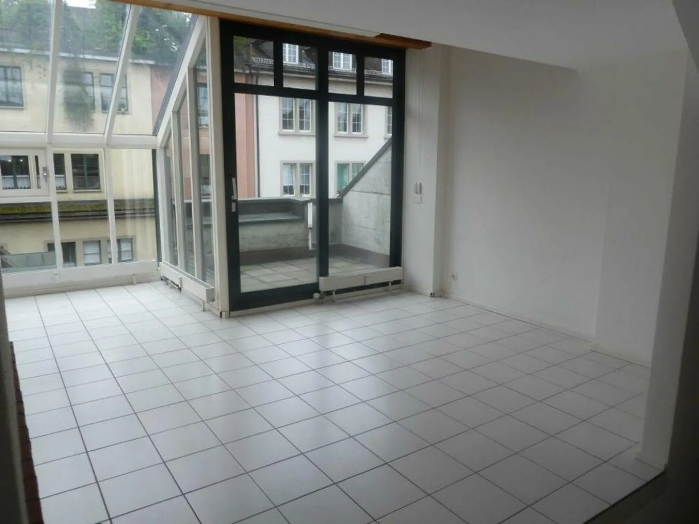 Appartement en duplex lumineux de 5,5 pièces en plein centre-ville - limité jusqu'au 31.03.2027 - Photo 6 sur 14