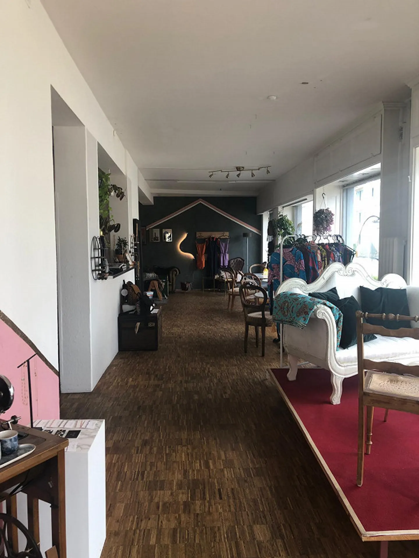 Pop-up Store / Commercial Space for Temporary Use in Zurich-Altstetten - Photo 1 of 4