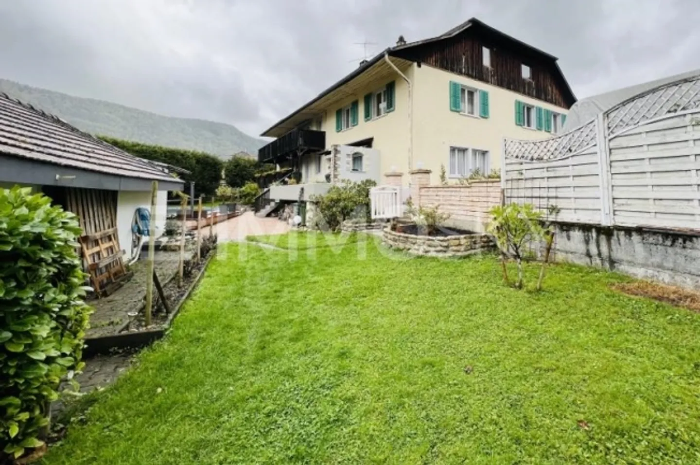«Investissez dans ce magnifique immeuble de rendement» - Photo 2 sur 5