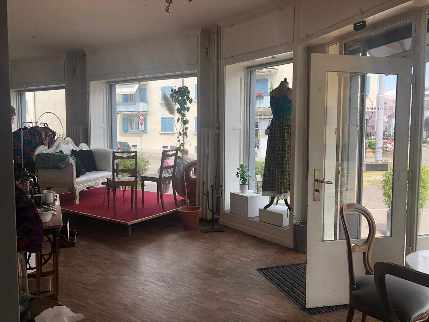 Pop-up Store / Commercial Space for Temporary Use in Zurich-Altstetten - Photo 3 of 4