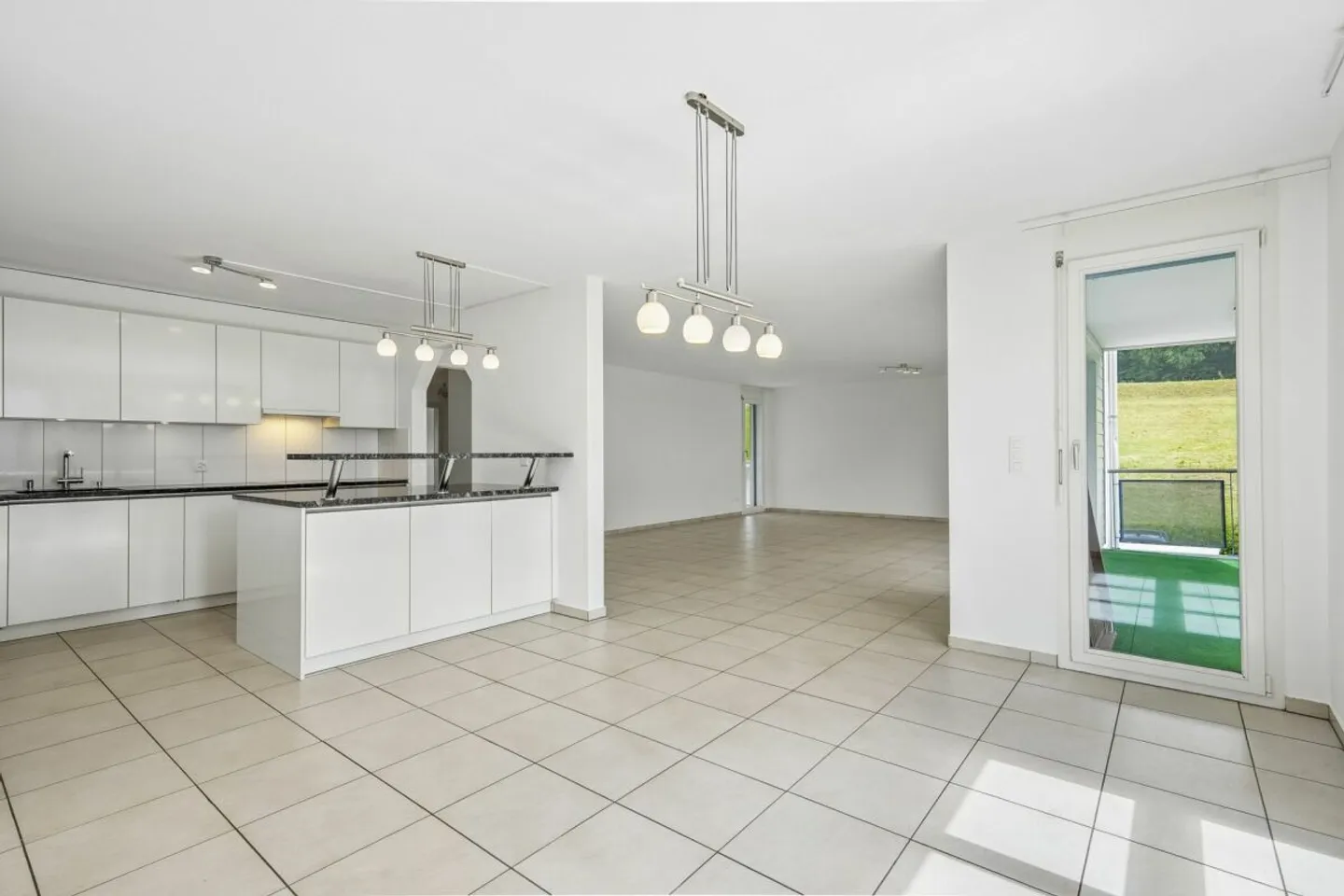 Charming 4.5-Room Apartment - Photo 3 of 13