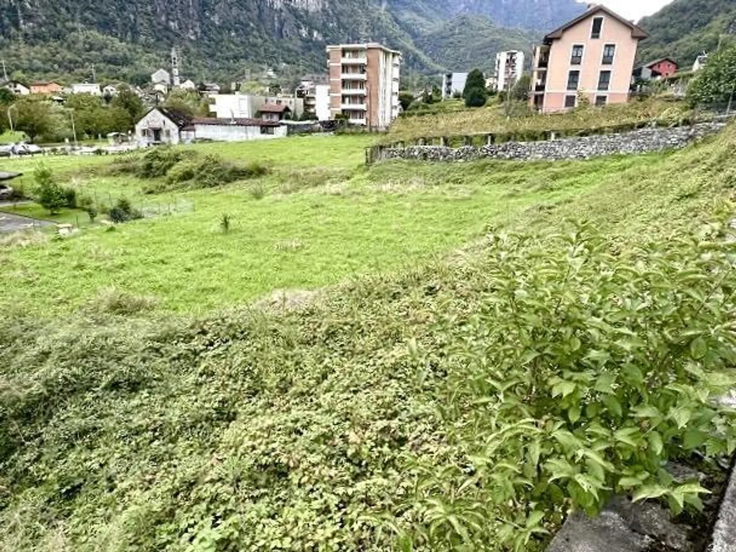 Bauland von 3330 m2 in Zone R4 mit Bauprojekt an zentraler Lage - Foto 8 von 13