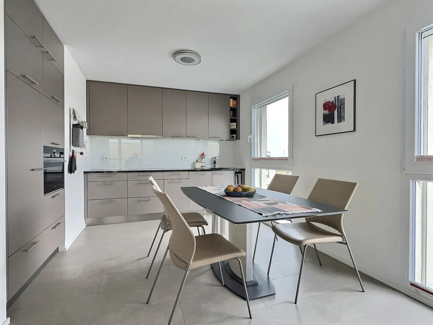 2.5-Zimmerwohnung im Attikageschoss
mit Südloggia und an guter Lage - Foto 1 von 9