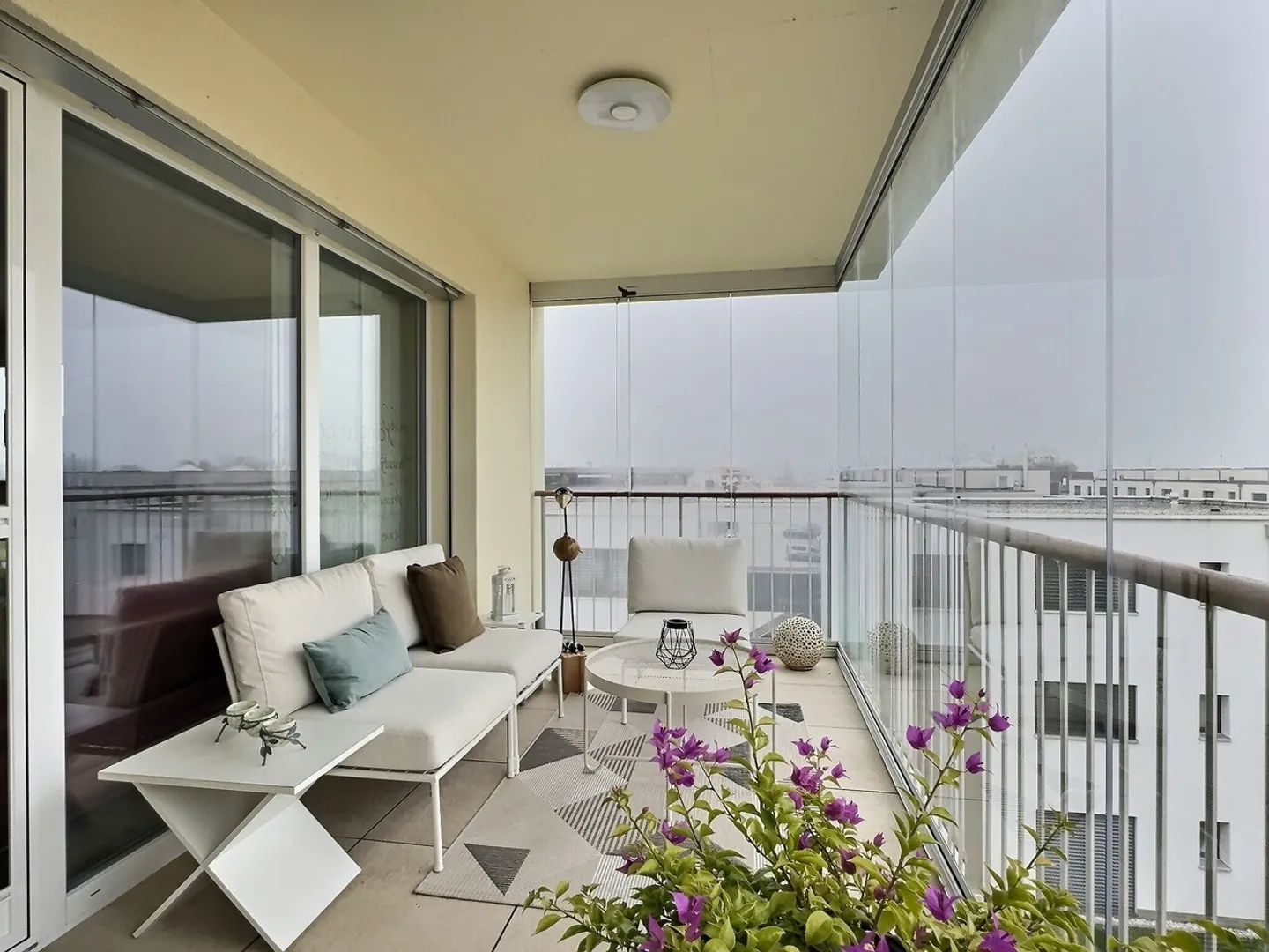 2.5-Zimmerwohnung im Attikageschoss
mit Südloggia und an guter Lage - Foto 5 von 9