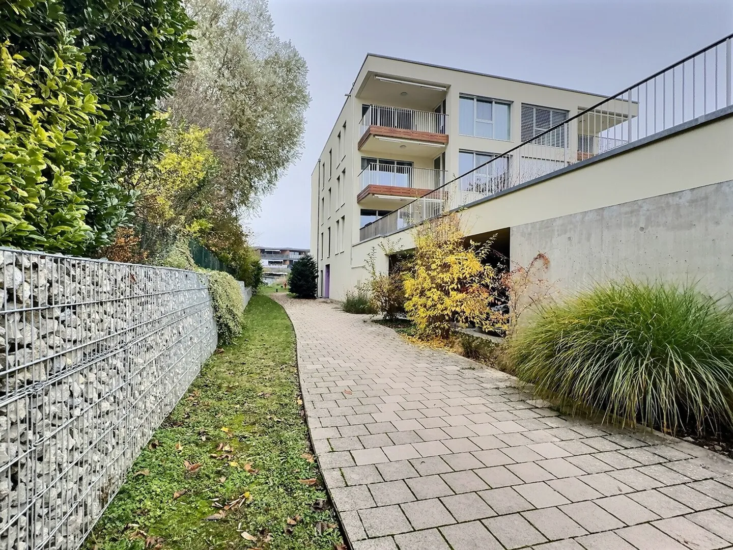 2.5-Zimmerwohnung im Attikageschoss
mit Südloggia und an guter Lage - Foto 8 von 9