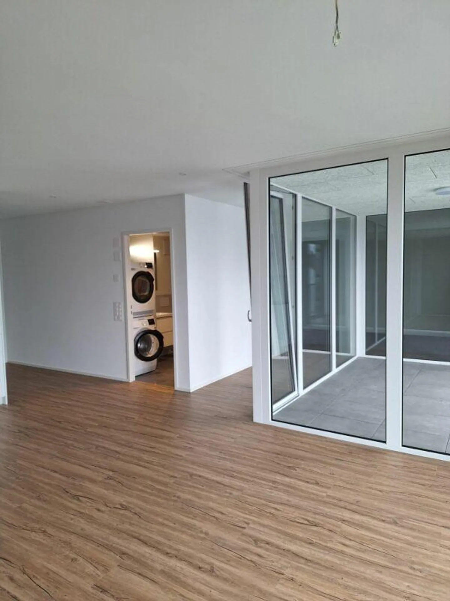 Appartement lumineux de 2,5 pièces avec grande loggia - Photo 3 sur 6