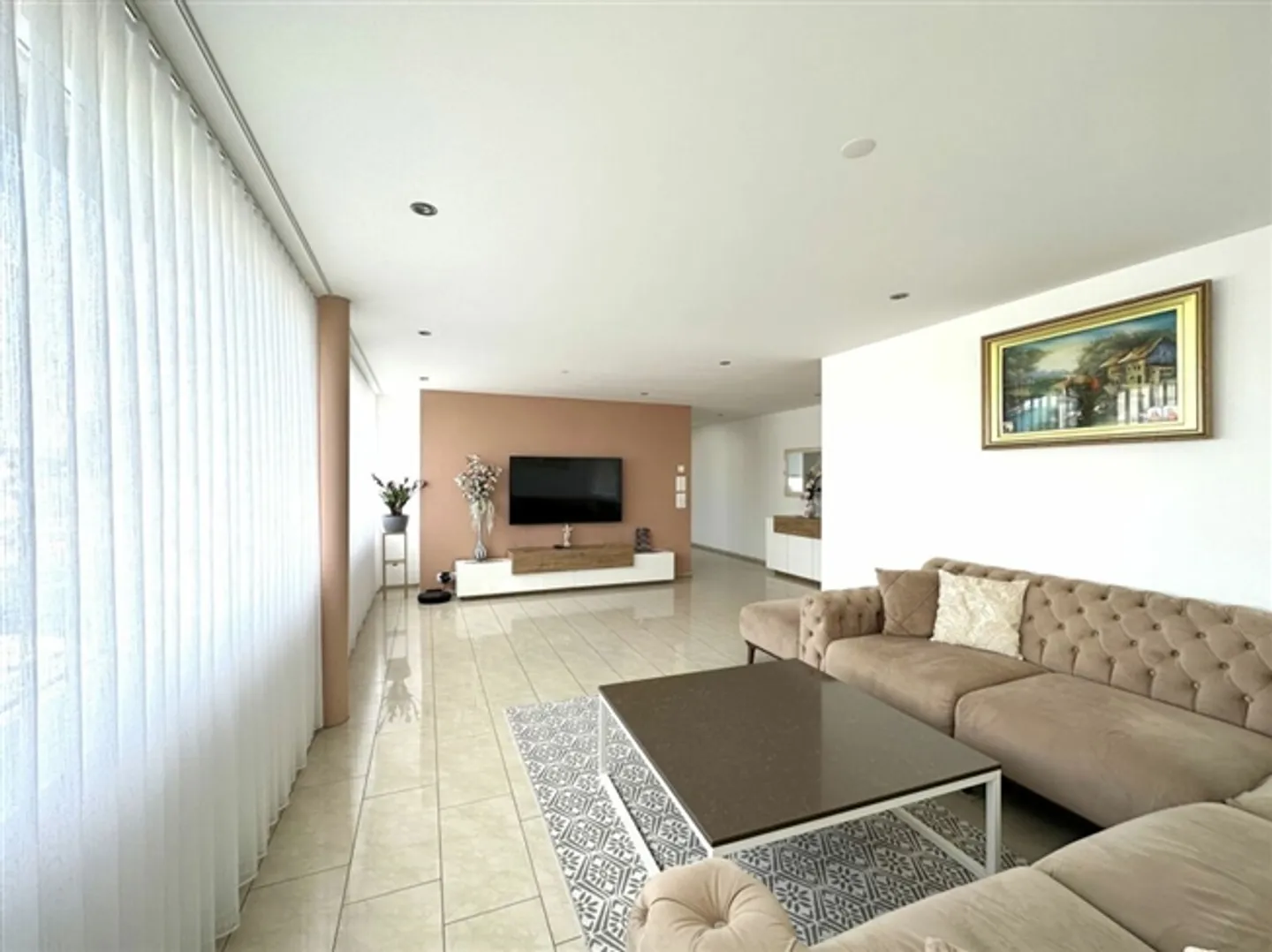 SPACIOUS APARTMENT WITH IDEAL FLOOR PLAN NEAR LAKE - Photo 2 of 9